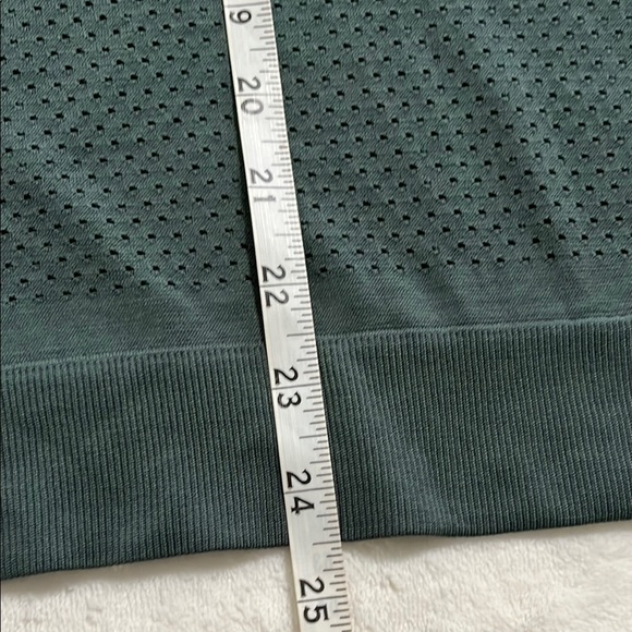 Lululemon Athletica Green Muscle Tee with Cut Out Design - Picture 10 of 10